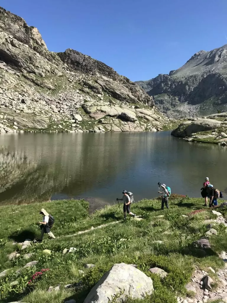 Randonneurs au bord d'un lac de la Vall&eacute;e des Merveilles