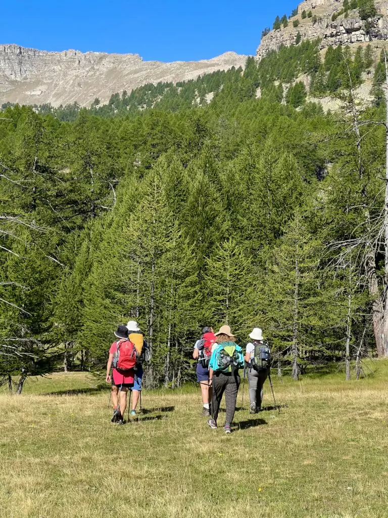 Petit groupe accompagné par un guide privé dans le Mercantour