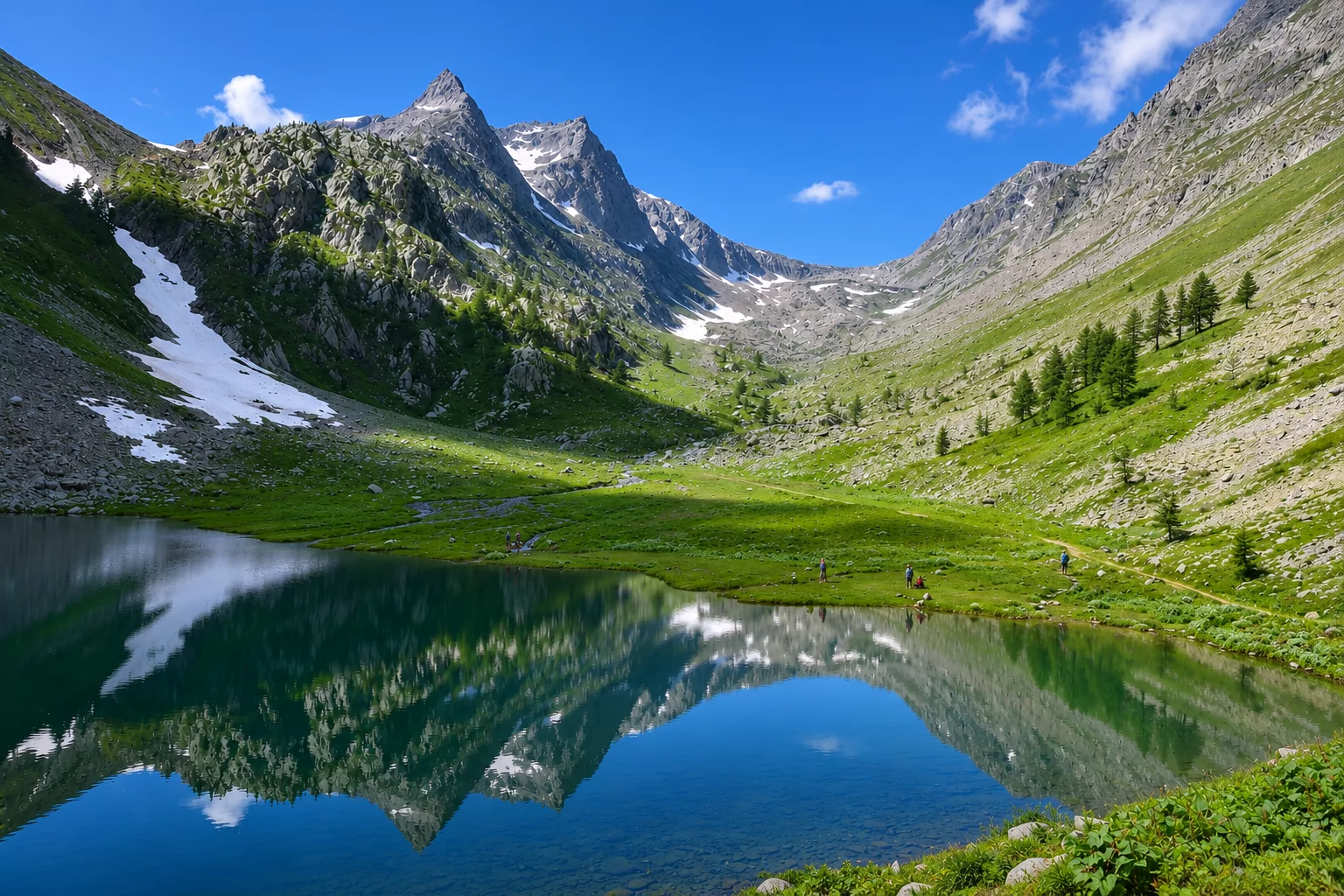 Lac et montagnes à San Bernolfo dans le Piémont italien